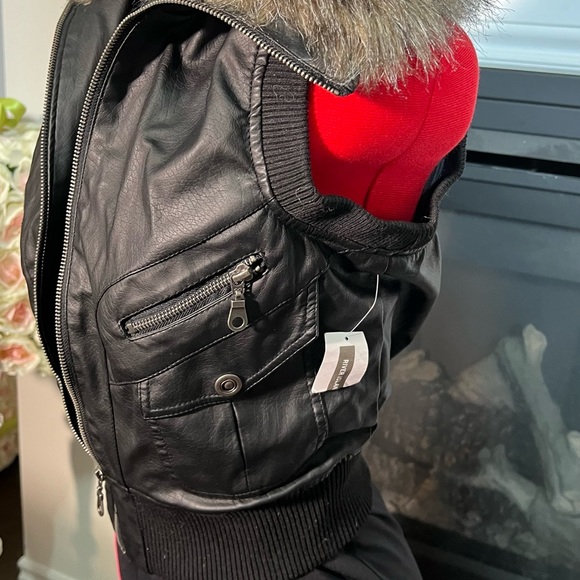 M009 NWT 🏷️ River Island fake Fur & black  leather Vest - Picture 4 of 4